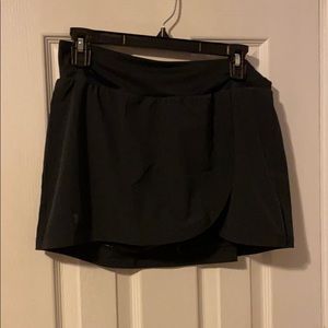 NWT WOMENS UA SKORT